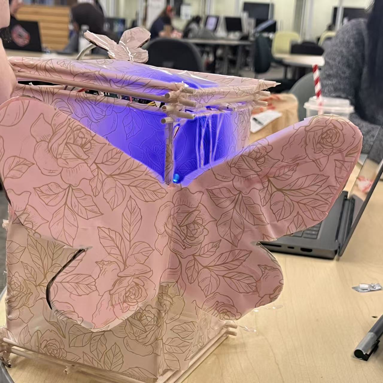 Blub liaht-responsive sound sensor